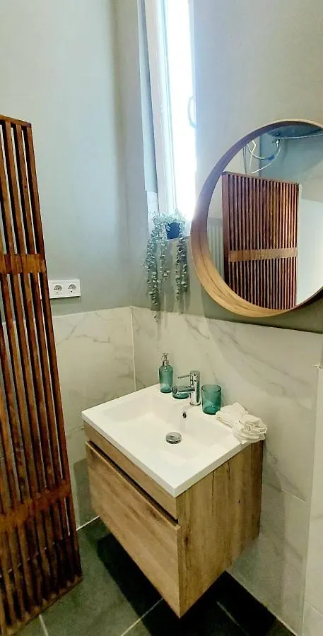 A+ Budapest Downtown Apartments Akacfa 0*,  Hungria